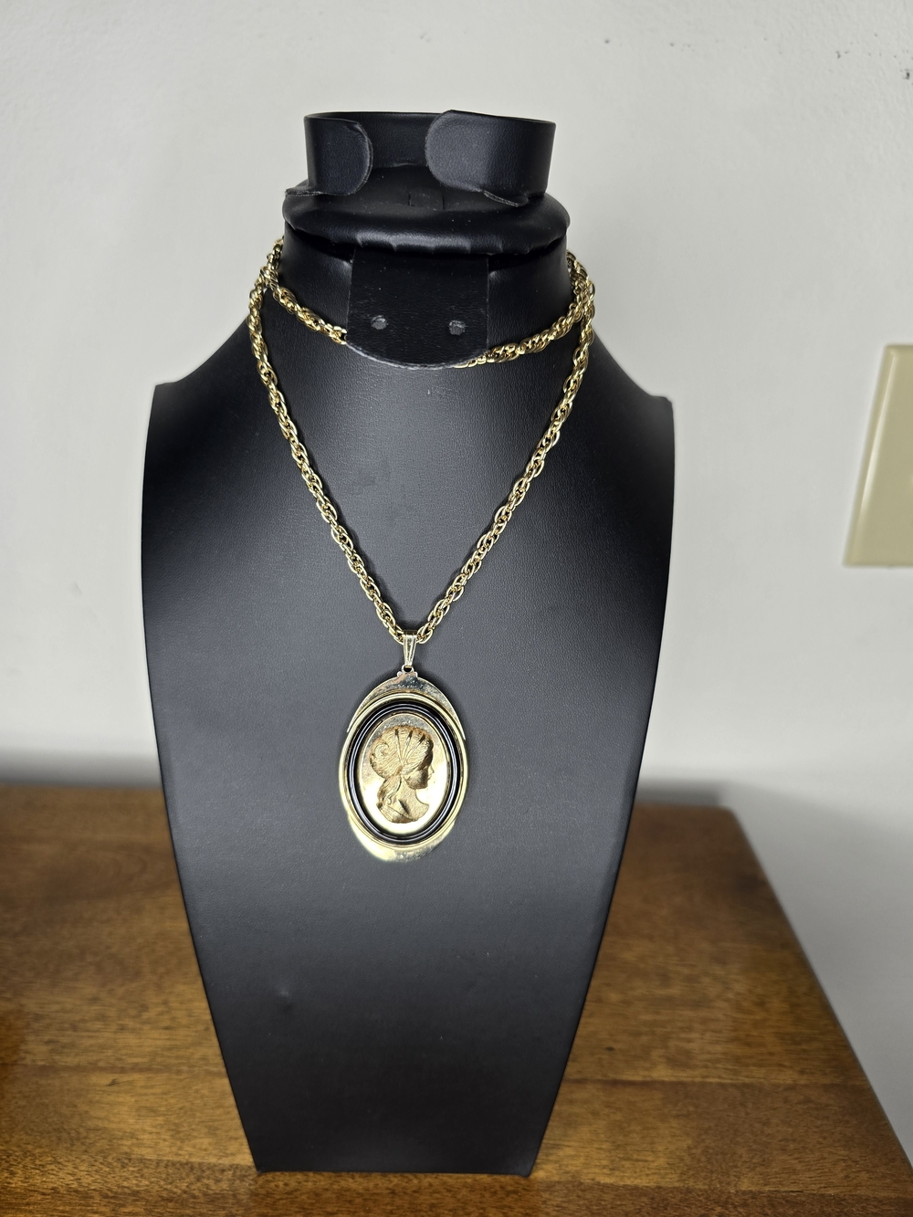 Vintage 70's Avon Gold Cameo Pendant Necklace with Rope Chain